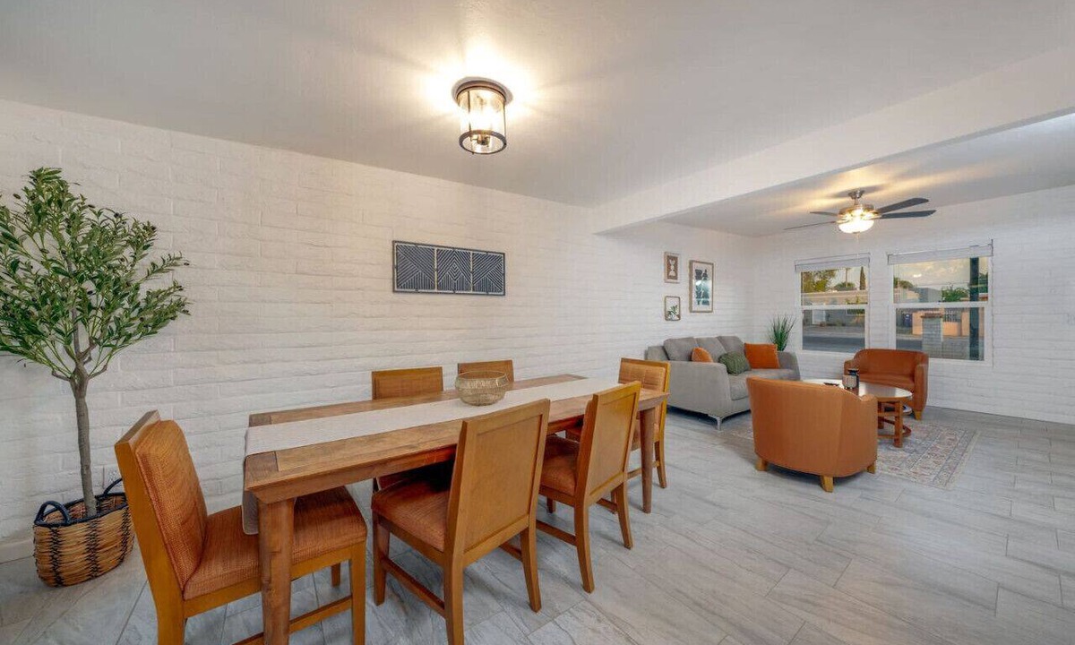 Julia Keen House | Central/Clean/3 BR 2 BA/Remodeled/Fenced