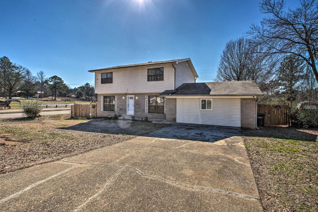 Piney House | Central Hot Springs Family Home with Deck!