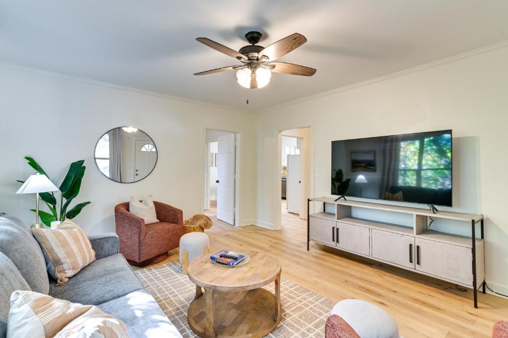 Oxford House | Centrally Located Home ~ Steps to Oxford Square!