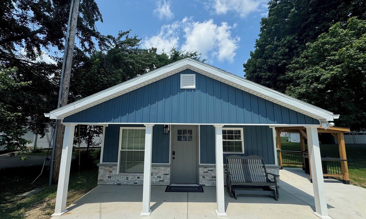 Henderson House | Charming 1-bedroom house with river view in Henderson.