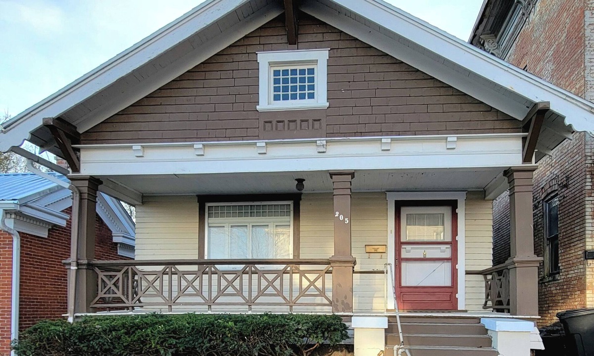 Hannibal House | Charming 2-bedroom bungalow with WiFi, in Historic downtown Hannibal, MO.