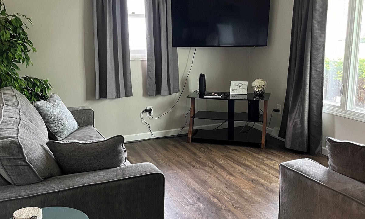 Green Bay House | Charming 2-bedroom duplex in the heart of Titletown - 7 min walk to Lambeau