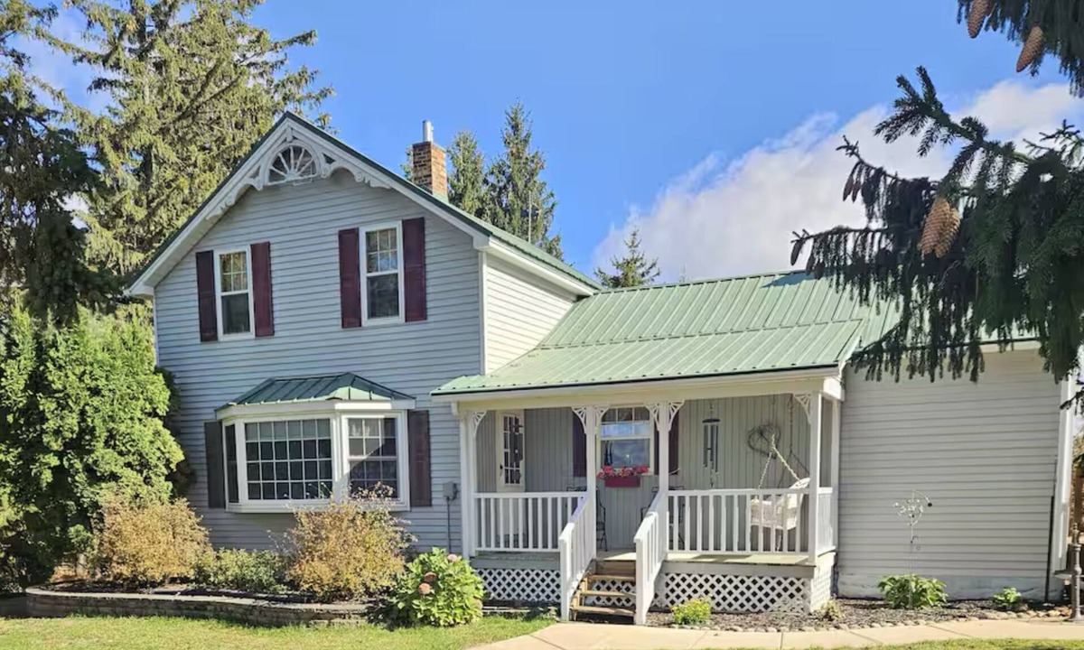 Houston County House | Charming 2-bedroom farmhouse with WiFi, AC in enchanting Houston
