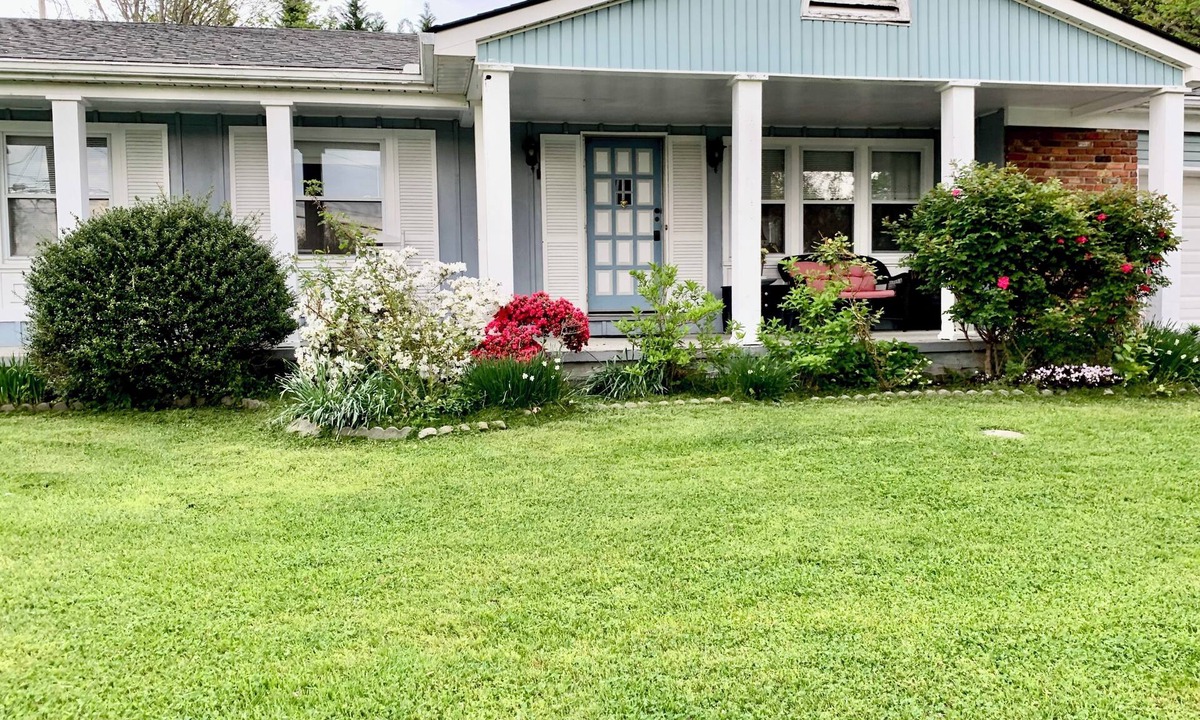 Ashley Oaks House | Charming 3-bedroom house in Knoxville/Farragut with fenced yard.