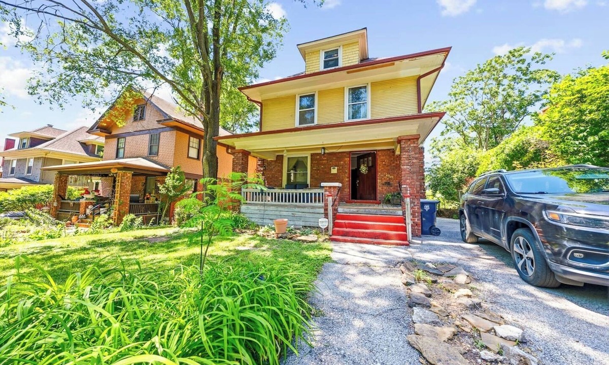 South Hyde Park House | Charming 4BR Retreat w Patio + Sunroom