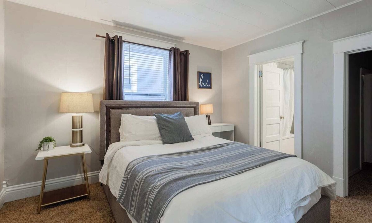 Plaza Westport House | Charming Duplex Near Food and Fun | 15/16