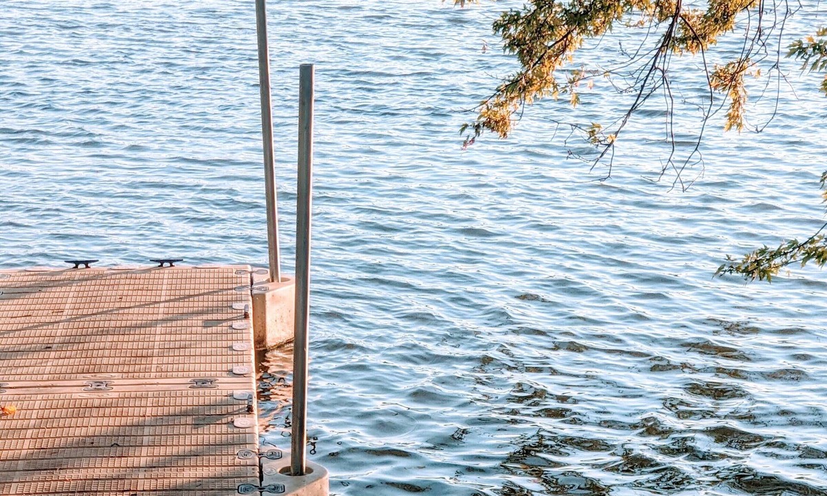 Kaukauna House | Charming Fox River Frontage - Fishing, boating, canoeing, FUN!