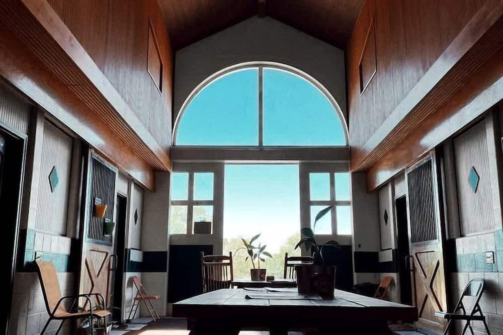 Lebanon Cabin | Charming Loft B&B with Private Bath & Country Breakfast near Old Hickory Lake – Gallatin, Tennessee