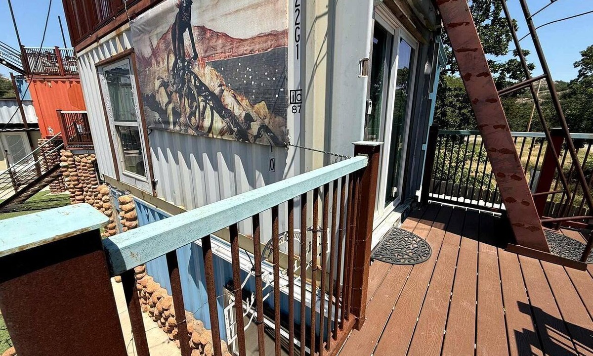 Medicine Park Cabin | Charming Tiny House with Upper Deck near Fort Sill in Medicine Park, OK