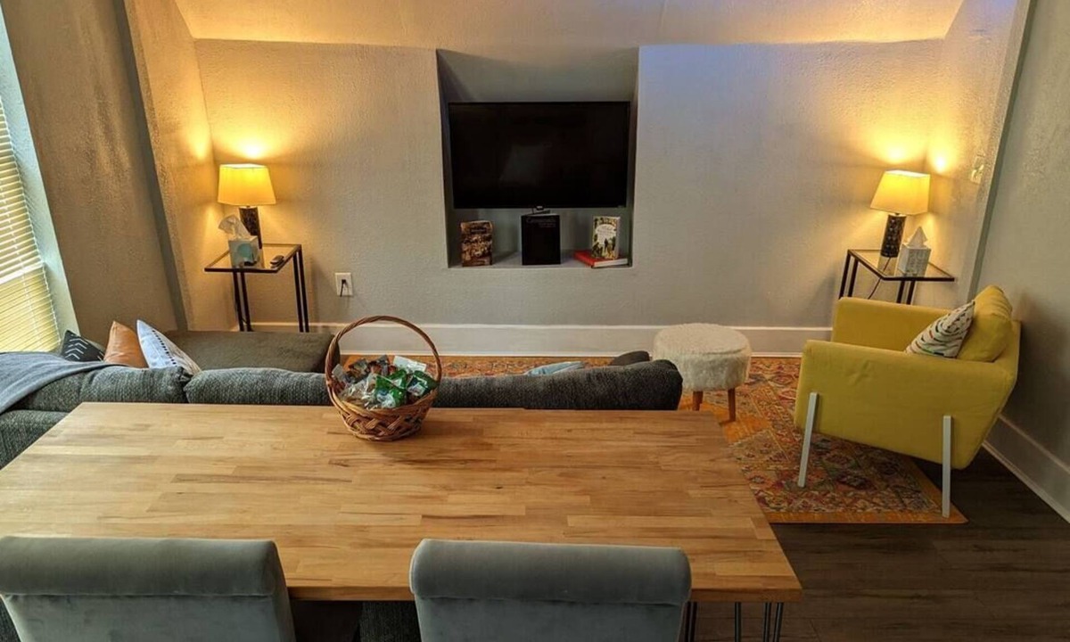 Springfield House | Cheerful 2 bedroom apartment! (Upstairs - private entry)
