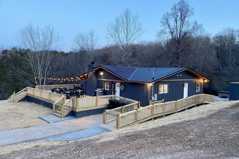 Speedwell Cabin | Chic Cabin with Game Space, Jacuzzi and Private Deck in Tennessee