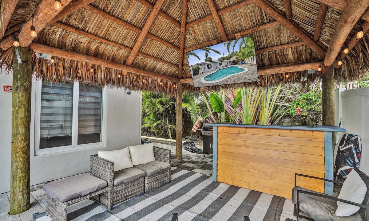 Coral Ridge House | Chic Spacious 1br Getaway Pool &Tiki Bar Steps to the beach