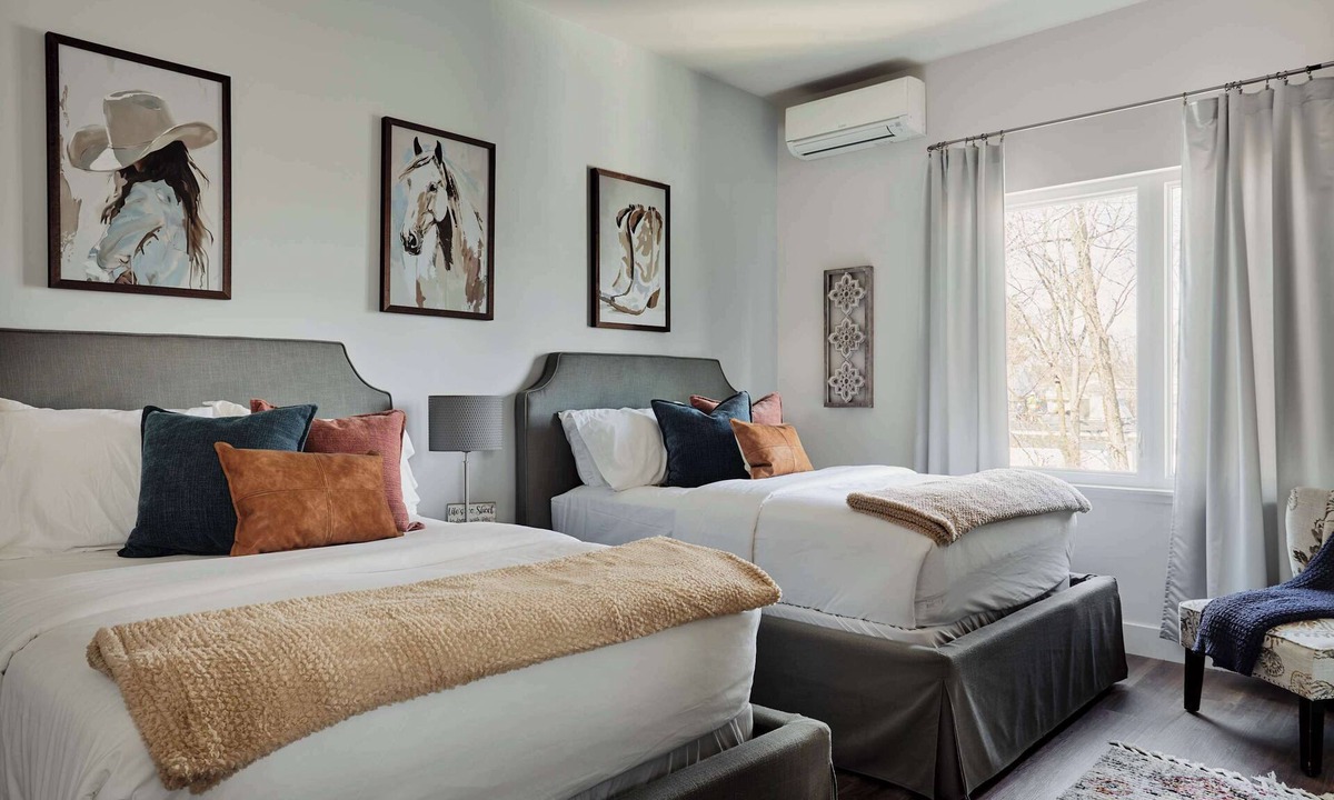 East Hill House | Cityscape Rooftop, Game Room, 10 Min To Broadway | 10 Min to Nissan Stadium, Garage, Ping Pong, Karaoke, Axe Throwing, Shuffleboard, 10 Mins to Broadway, 5 Mins to Five Points, Perfect for Bachelors or Bachelorettes, 24 Hr Hospitality