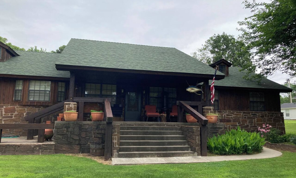 Porum House | Classic lake lodge, boat launch, views, dock, blue water