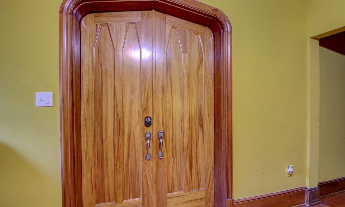 East of Broadway Apartment | Clean Safe Comfortable Housing - Comforts of Home
