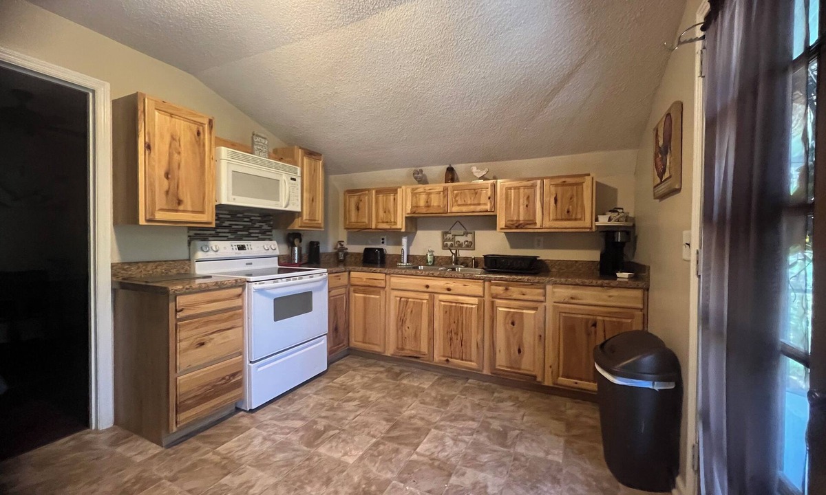 Lebanon Apartment | Countryside, tucked away behind the trees! Minutes from Nashville Speedway!
