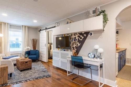 Rosedale House | Cozy 1-Bed with Gated Backyard, Near KU Med 22