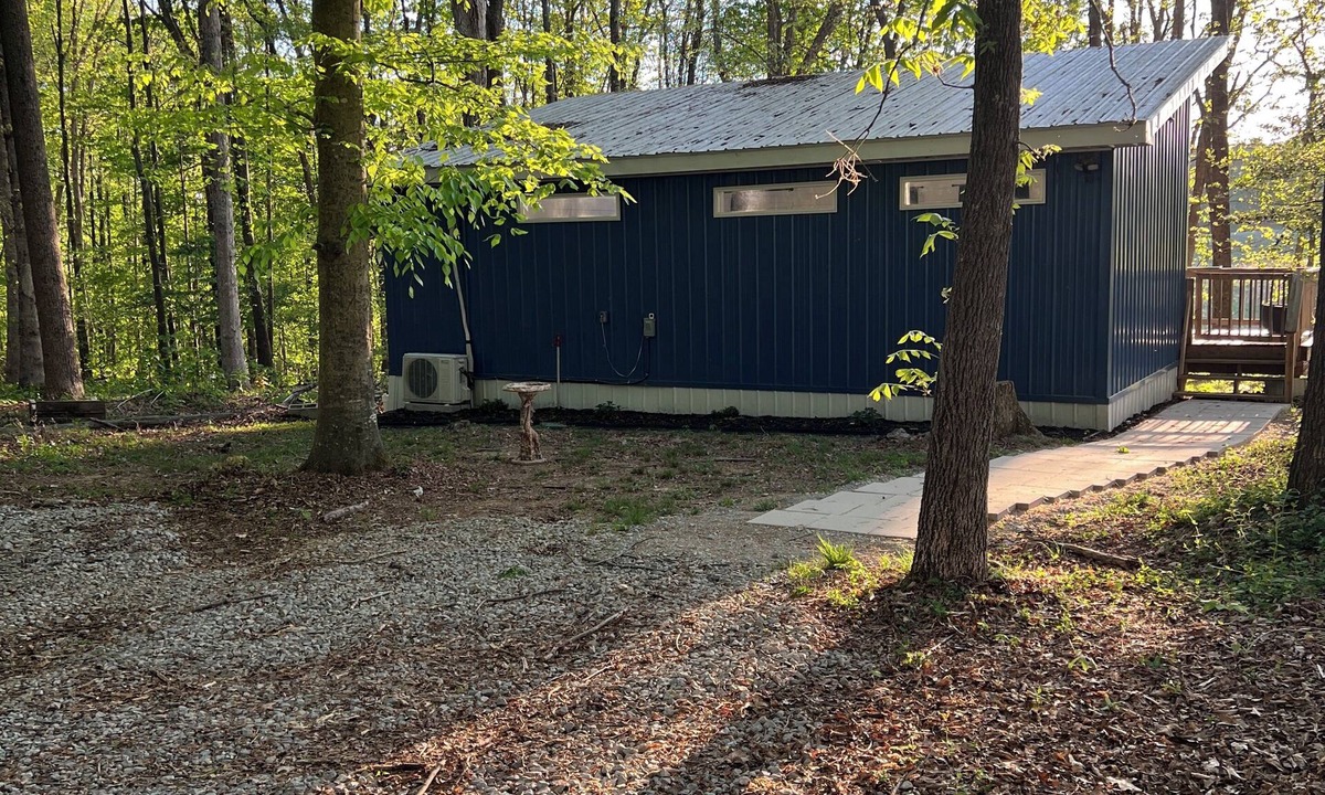 Byrdstown Cabin | Cozy 1-bedroom cabin in fantastic Monroe with refreshing AC at Dale Hollow Lake