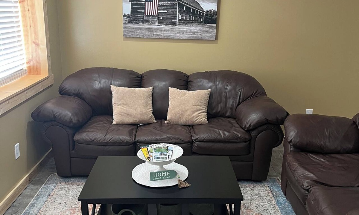 Munfordville House | Cozy 1 bedroom house on the square at Munfordville