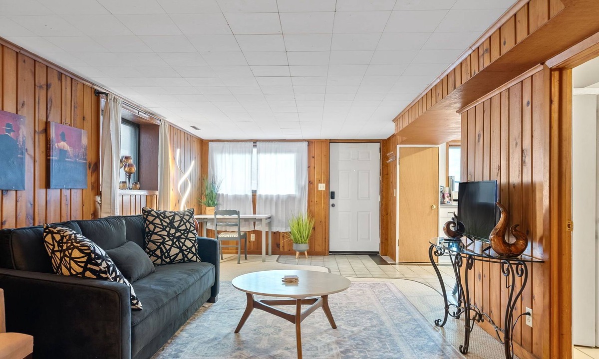 Summit Hill House | Cozy 1-bedroom house in tranquil Saint Paul with AC, WiFi
