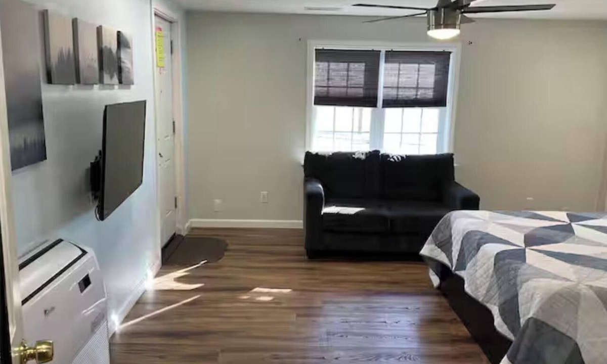 Airport Township Apartment | Cozy 1-bedroom studio in peaceful Saint Ann with AC
