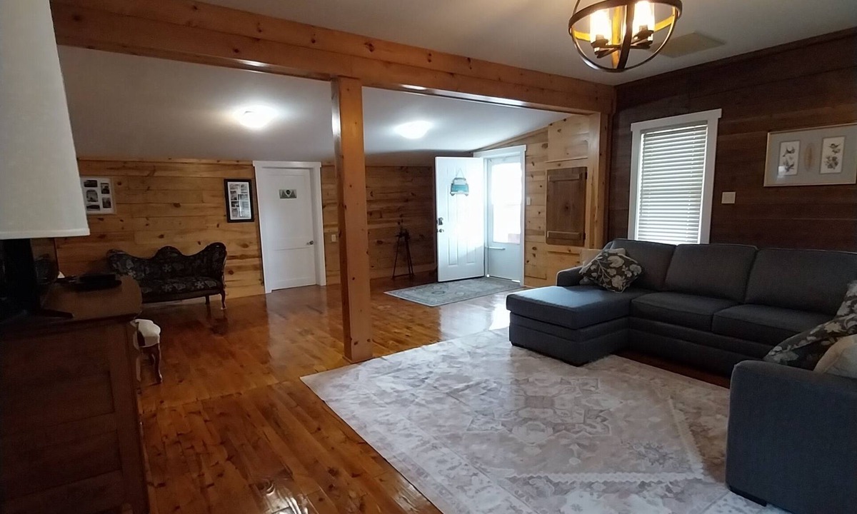 Saint Francis House | Cozy 2 bedroom 1,700 square ft home. Sleeps 4. Directly on the KY Bourbon Trail