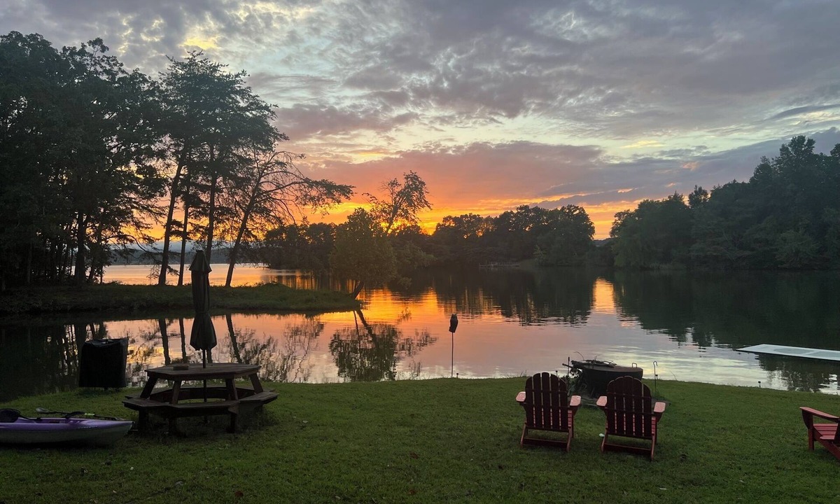 Ten Mile Cabin | Cozy 2-BR Cabin on Watts Bar Lake — Perfect for Fishing & Family