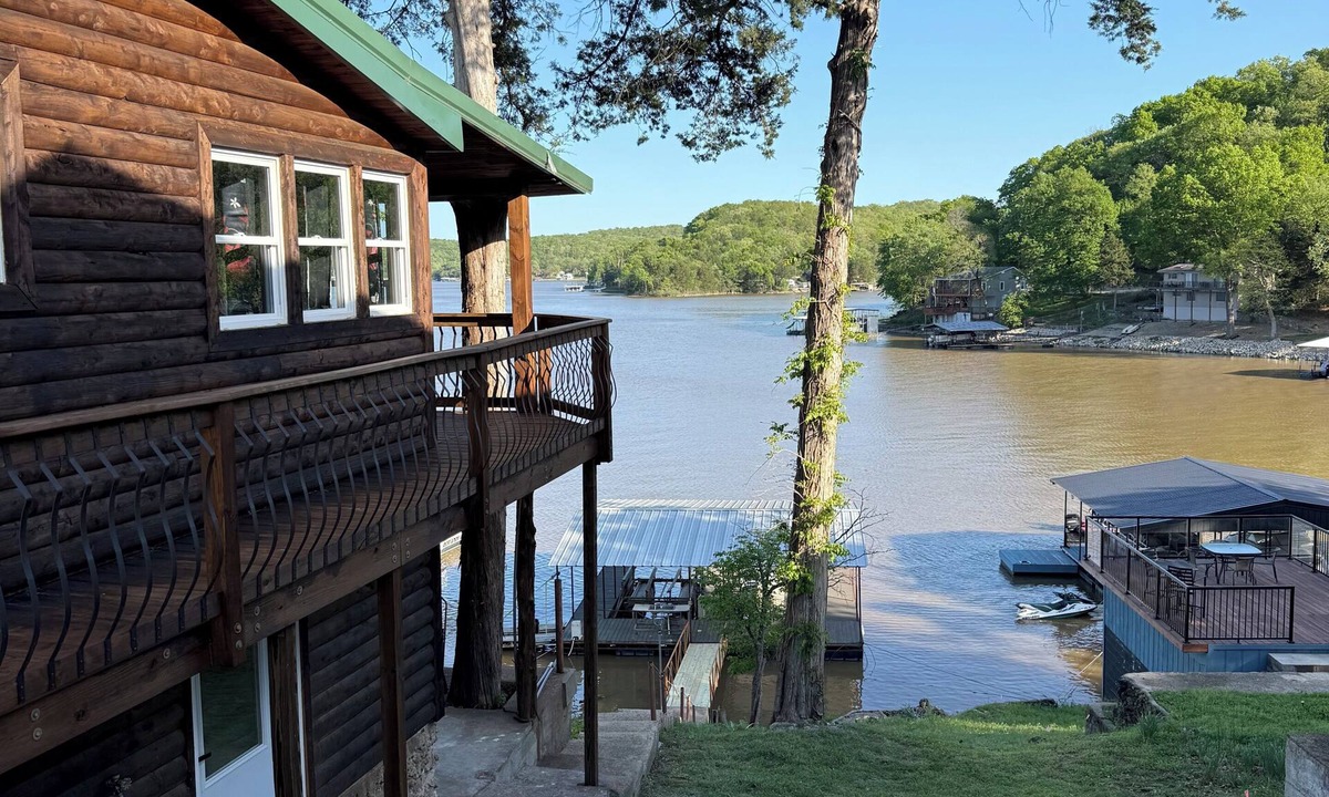 Roach Cabin | Cozy 3-bedroom cabin in tranquil Lake of the Ozarks with AC comfort