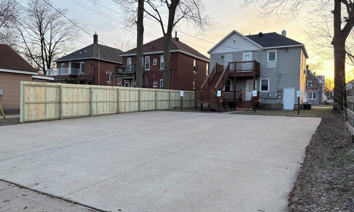 La Crosse House | Cozy 5BR Duplex by Mayo, 50-ft Parking