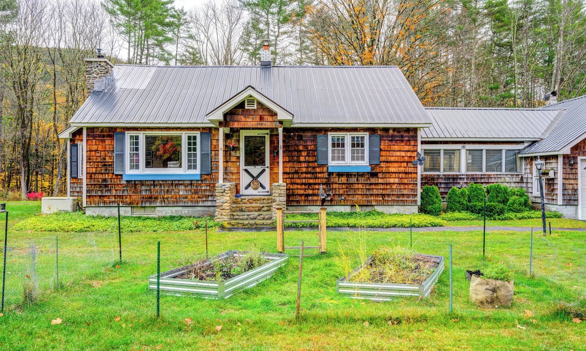 Hadley Cottage | Cozy Adirondack Cottage Getaway