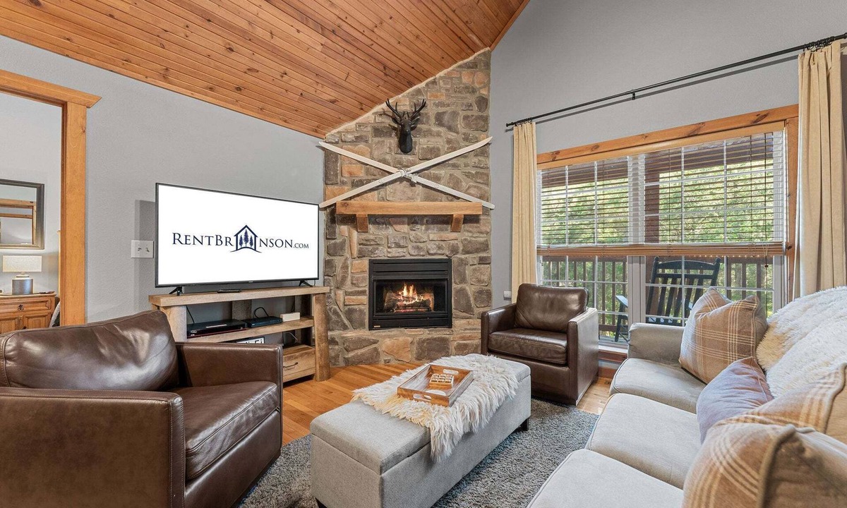 Branson West Cabin | Cozy Cabin Gated Stonebridge Resort Free Silver Dollar City Tickets OnSite GolfCourse Outdoor Pool