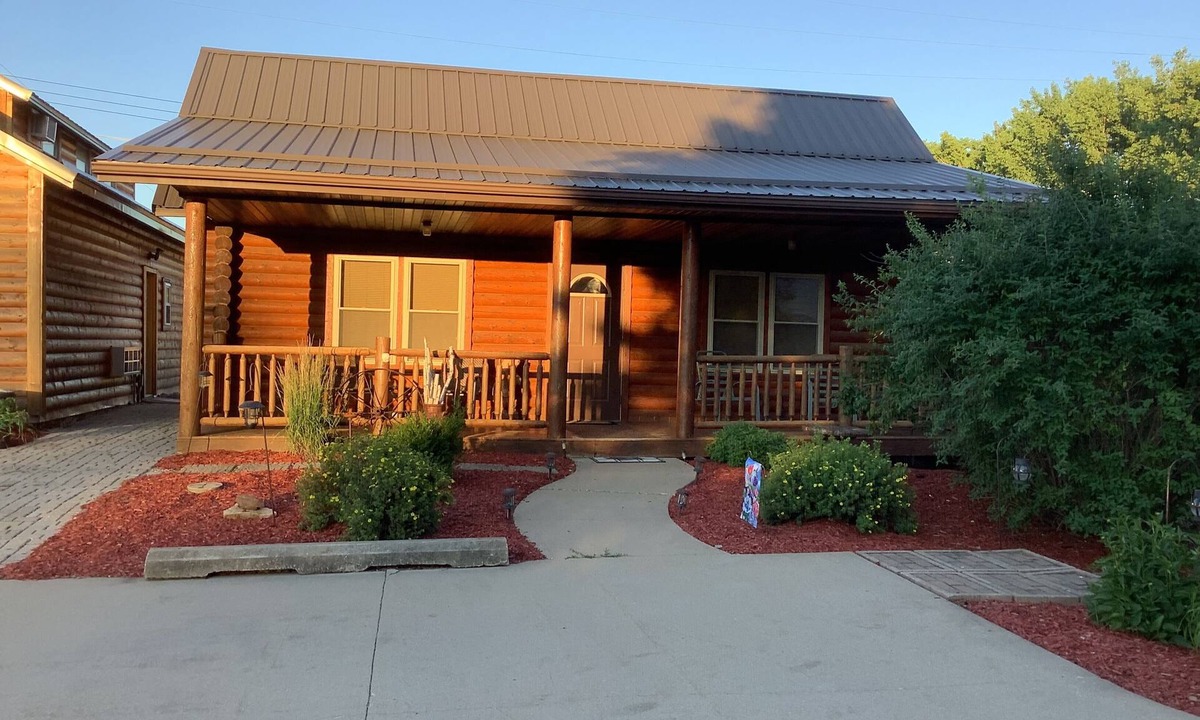West Union Cabin | Cozy Cabin-real log cabin stay. Loft bed, woodsy decor, clean & cozy!