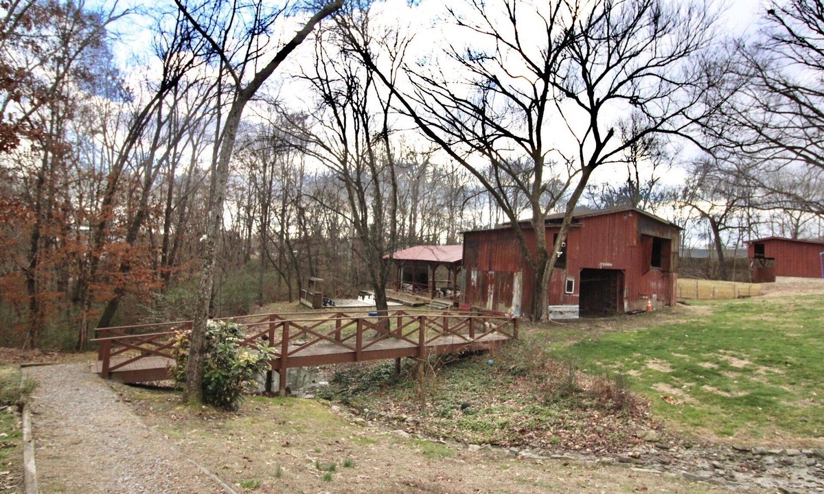 Lenoir City Cabin | Cozy Classy Cabin - pet friendly! 1 minute from Lenoir City's main street