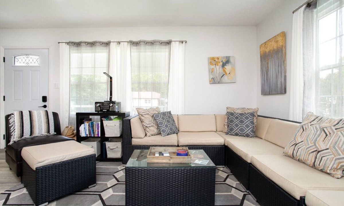 Knoxville House | Cozy Corner: Spacious Area & Outdoor Lounges!