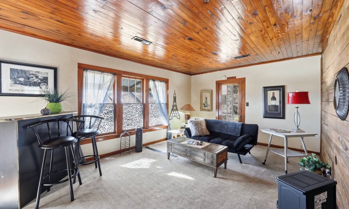 Como House | Cozy Country Retreat Hot Tub, Fire Pit & Guitars 2 Bedroom Home