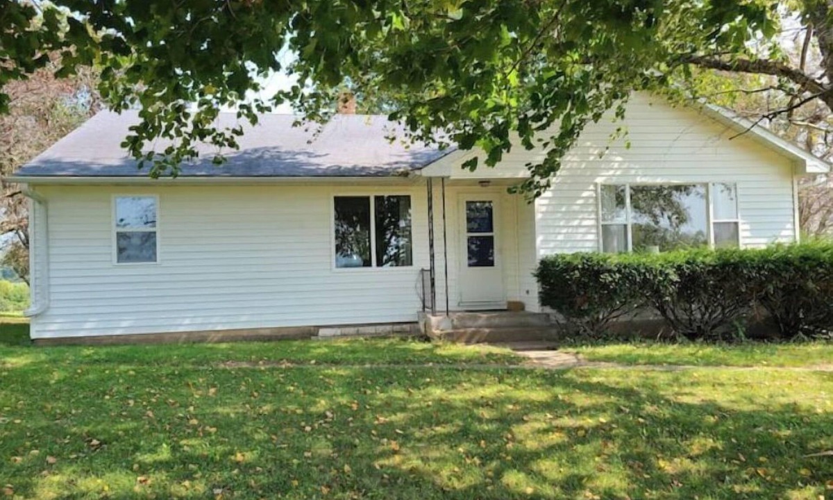 Eastman House | Cozy Farmhouse Retreat on Private Acreage