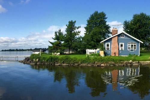 Fremont House | Cozy Fremont Cottage on Lake Poygan + Fishing Dock