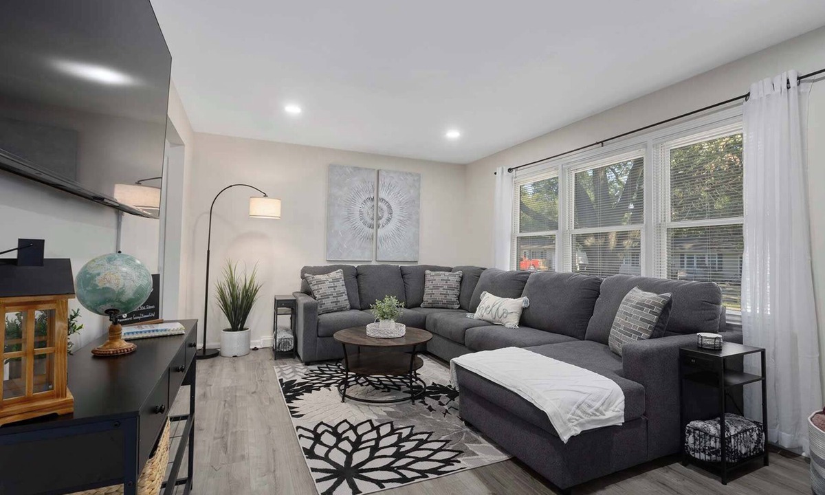 Lee's Summit House | Cozy Home King Beds, Fenced Yard | Sleeps 6