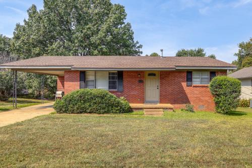 Oxford House | Cozy Home w/Grill: Walkable Oxford Location