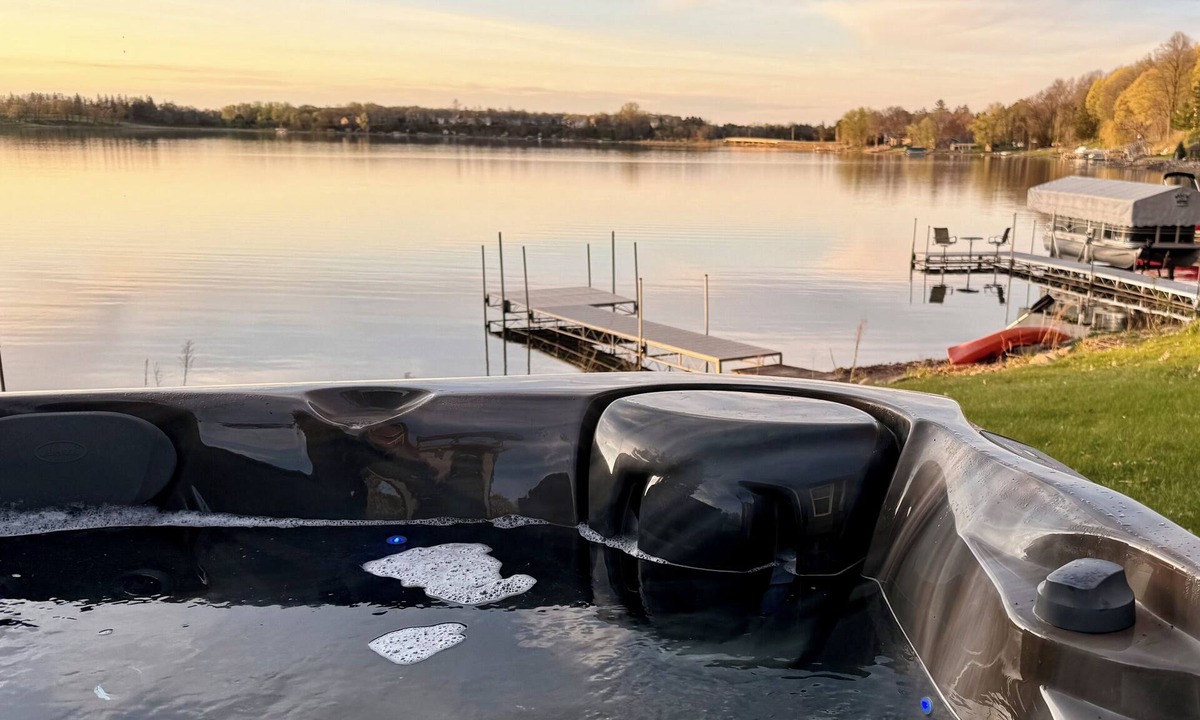 Lindstrom Cabin | Cozy Lake Escape - Hot tub, Sauna, Fire Pit, Kayak/Canoe & More