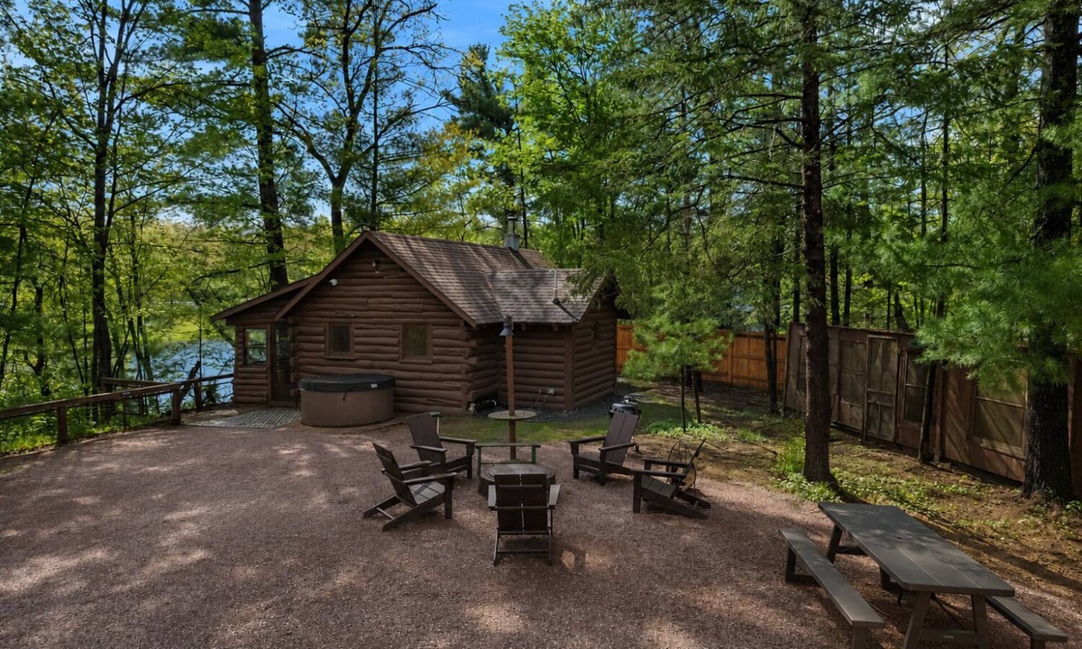 Neillsville Cabin | Cozy Lakeside Cabin Hot Tub Rustic Getaway
