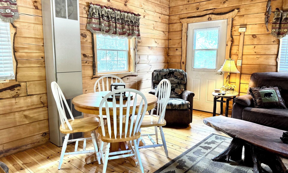 Black River Falls House | Cozy Log Cabin Fully Stocked 1.5 Garage Sleeps 7 UTV Route