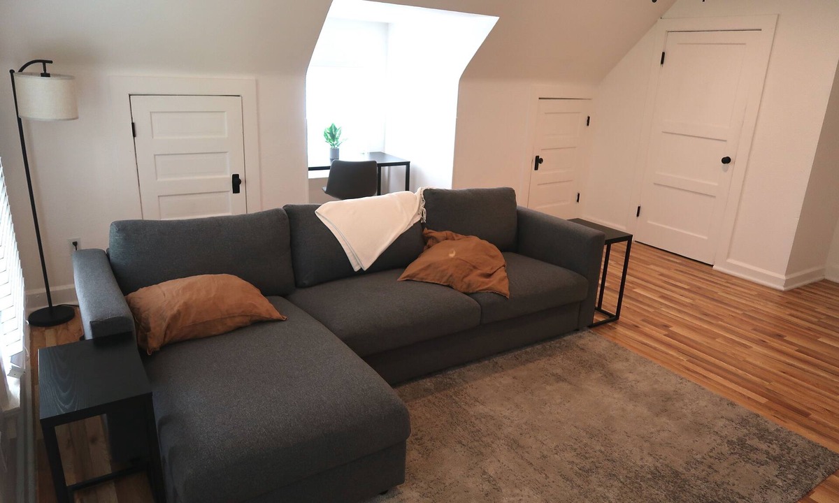 Central Hyde Park Apartment | Cozy Mid-term Haven for Nurses and traveling professionals in Kansas City Unit3!