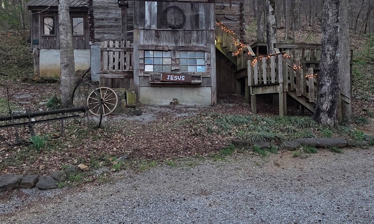 Knoxville Cabin | Cozy Quirky Cabin