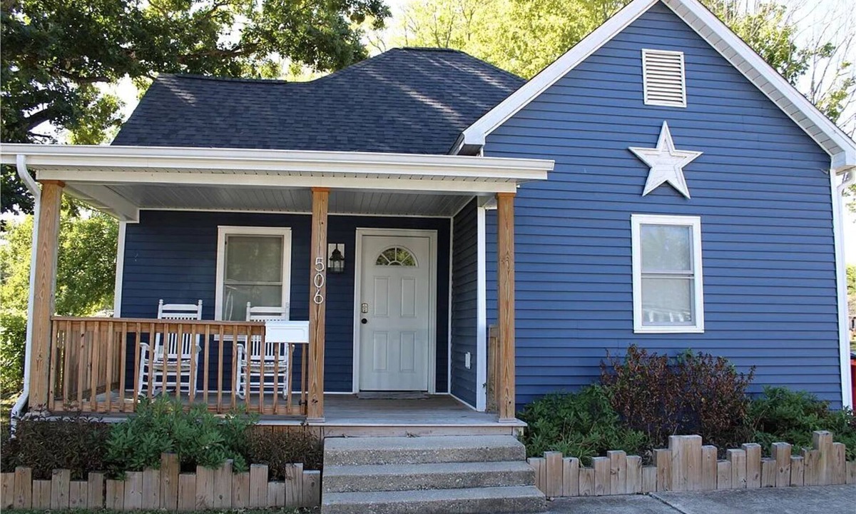Shelbyville House | Cozy Refurbished Cottage Near Lake Shelbyville - Pet & Boat Friendly