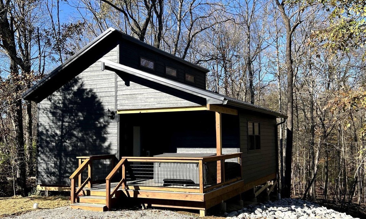 Carbondale Cabin | Cozy Rustic Cabin with Hot-Tub Ideal for a Couples Retreat in Illinois
