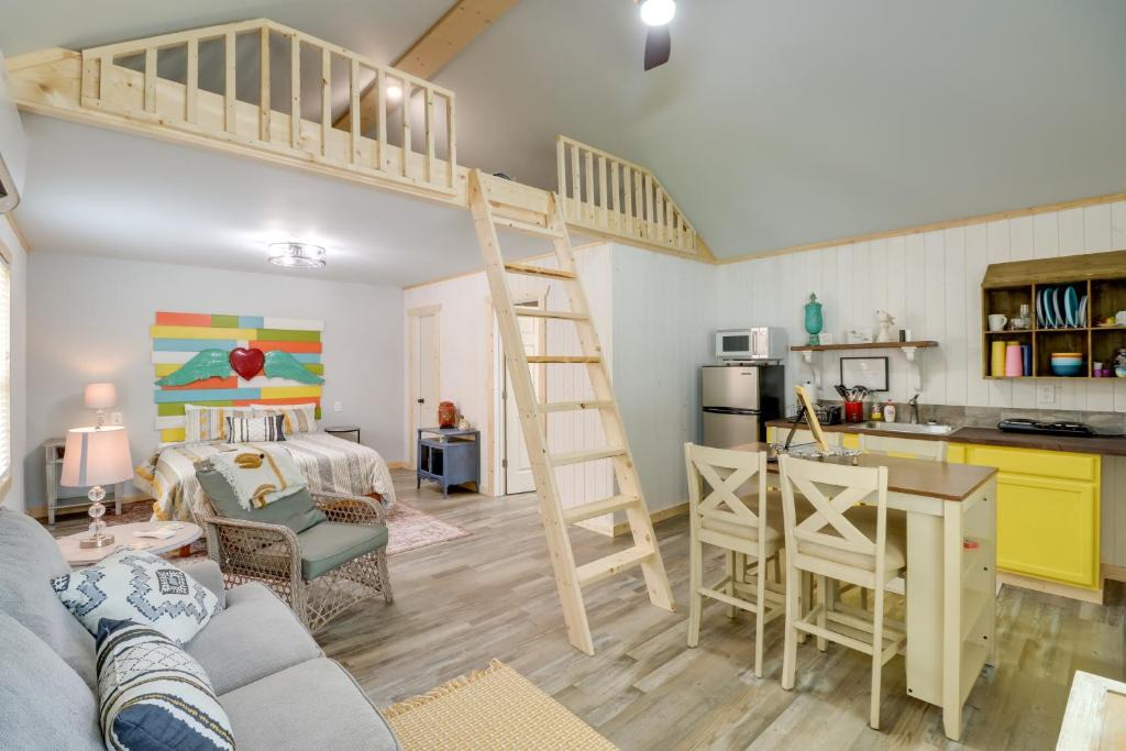 Higden Apartment | Cozy Studio Cabin about 1 Mi to Greers Ferry Lake!
