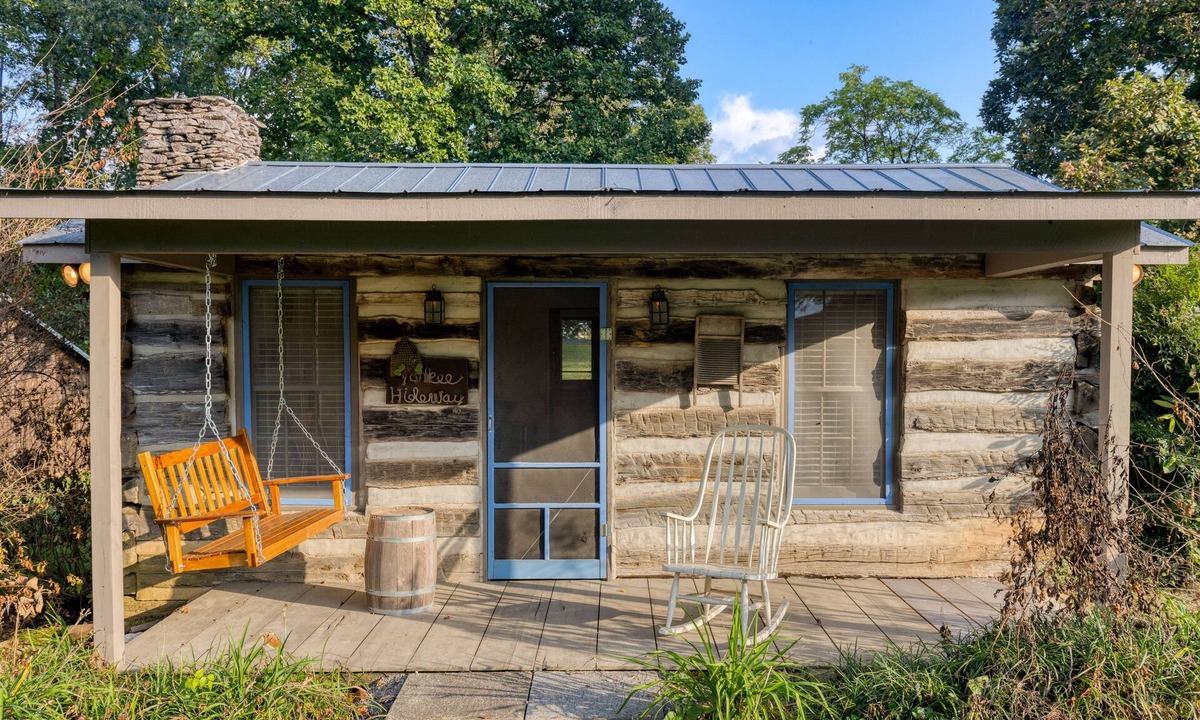 New Market House | Cozy Studio + Hot Tub | 30 Mins to Knoxville | Amber Cabin