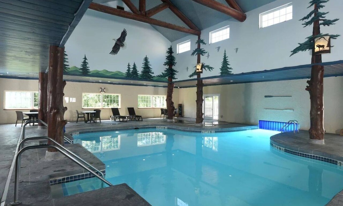 Onalaska Hotel | Deluxe 2 Queen Room | Pool Access & Free Parking | 5mi to Onalaska Omni Center