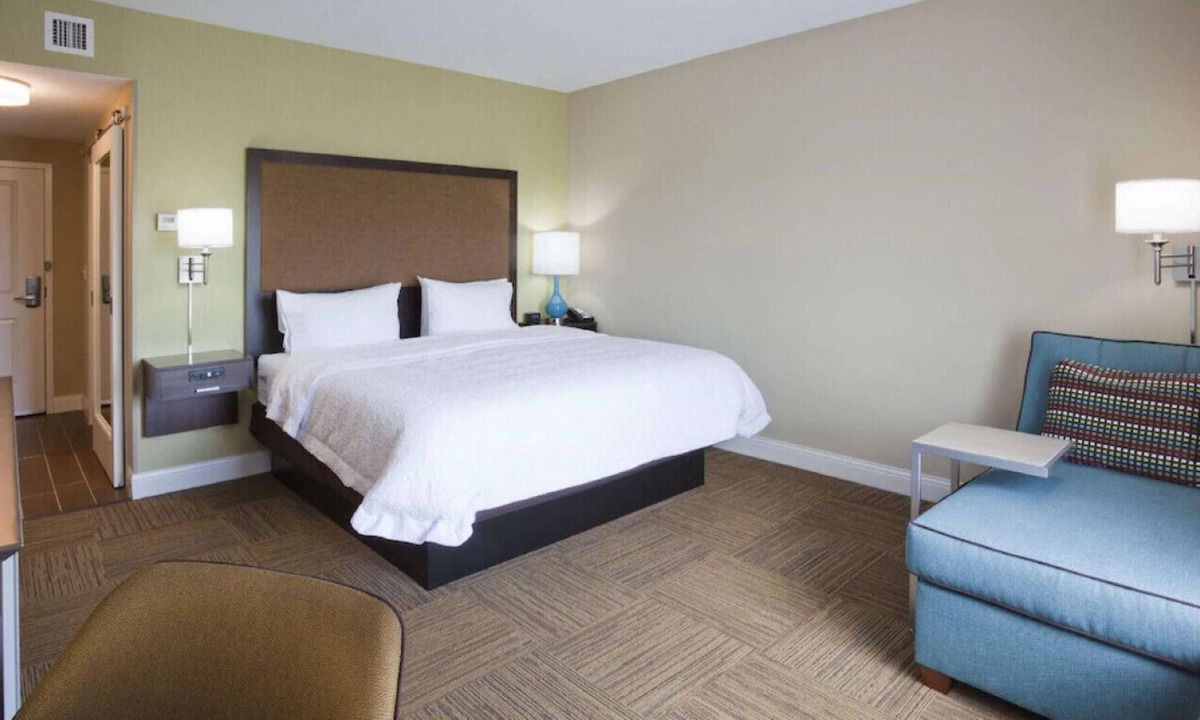 Roseville House | Deluxe & Cozy Room! An Oasis of Comfort & Elegance
